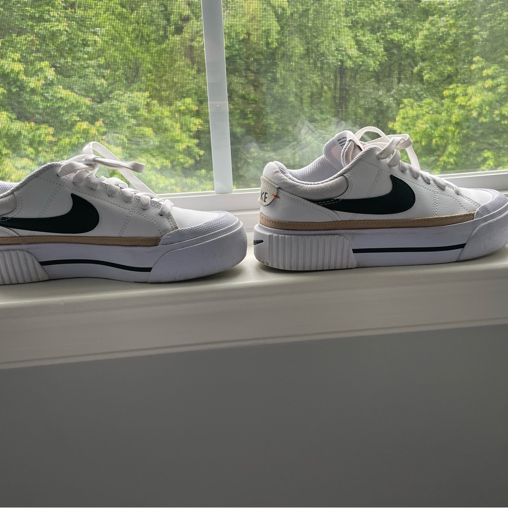 Nike White and Black Sneakers Classic Design